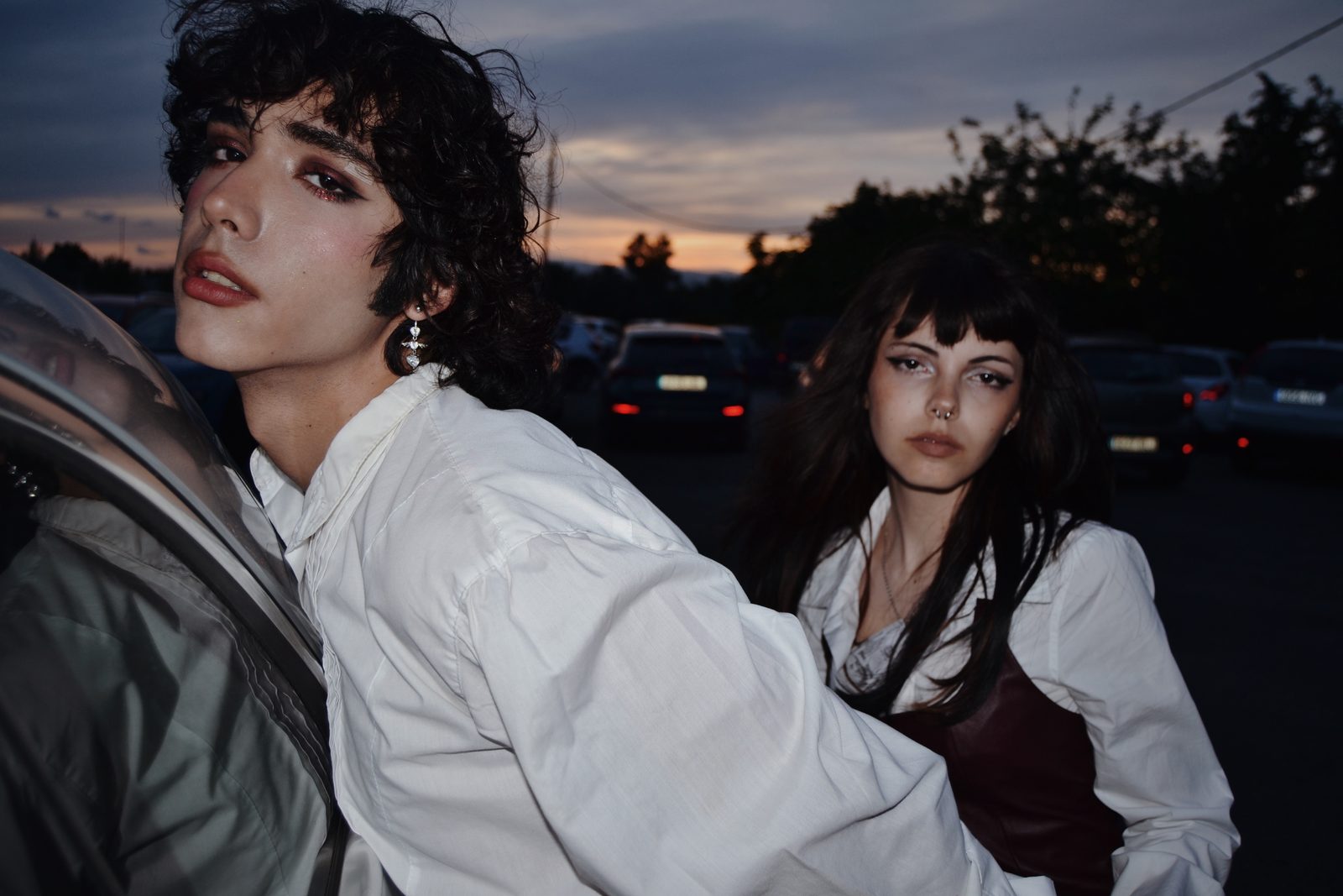 Editorial junto a coches al atardecer