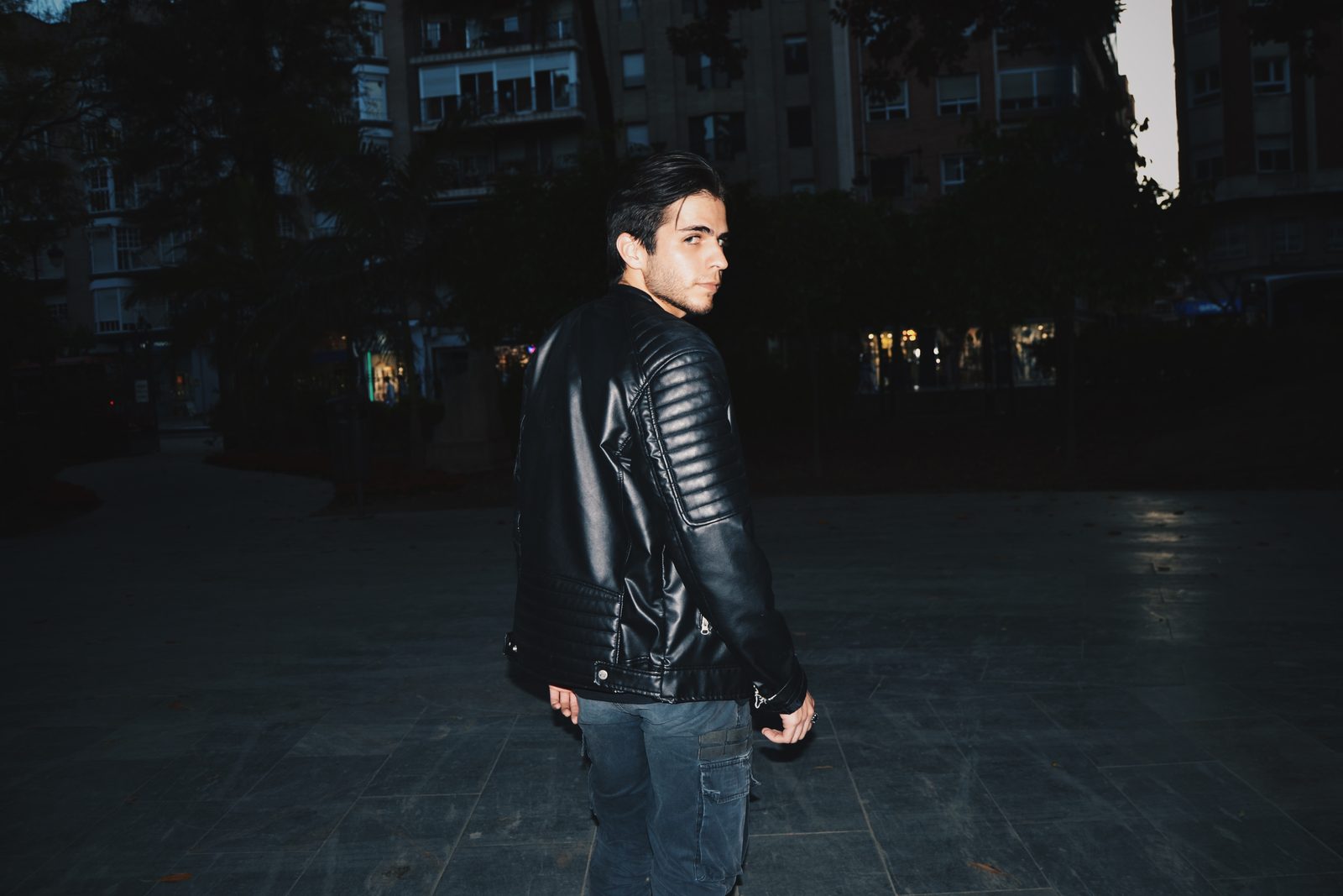 Retrato urbano nocturno con chaqueta de cuero