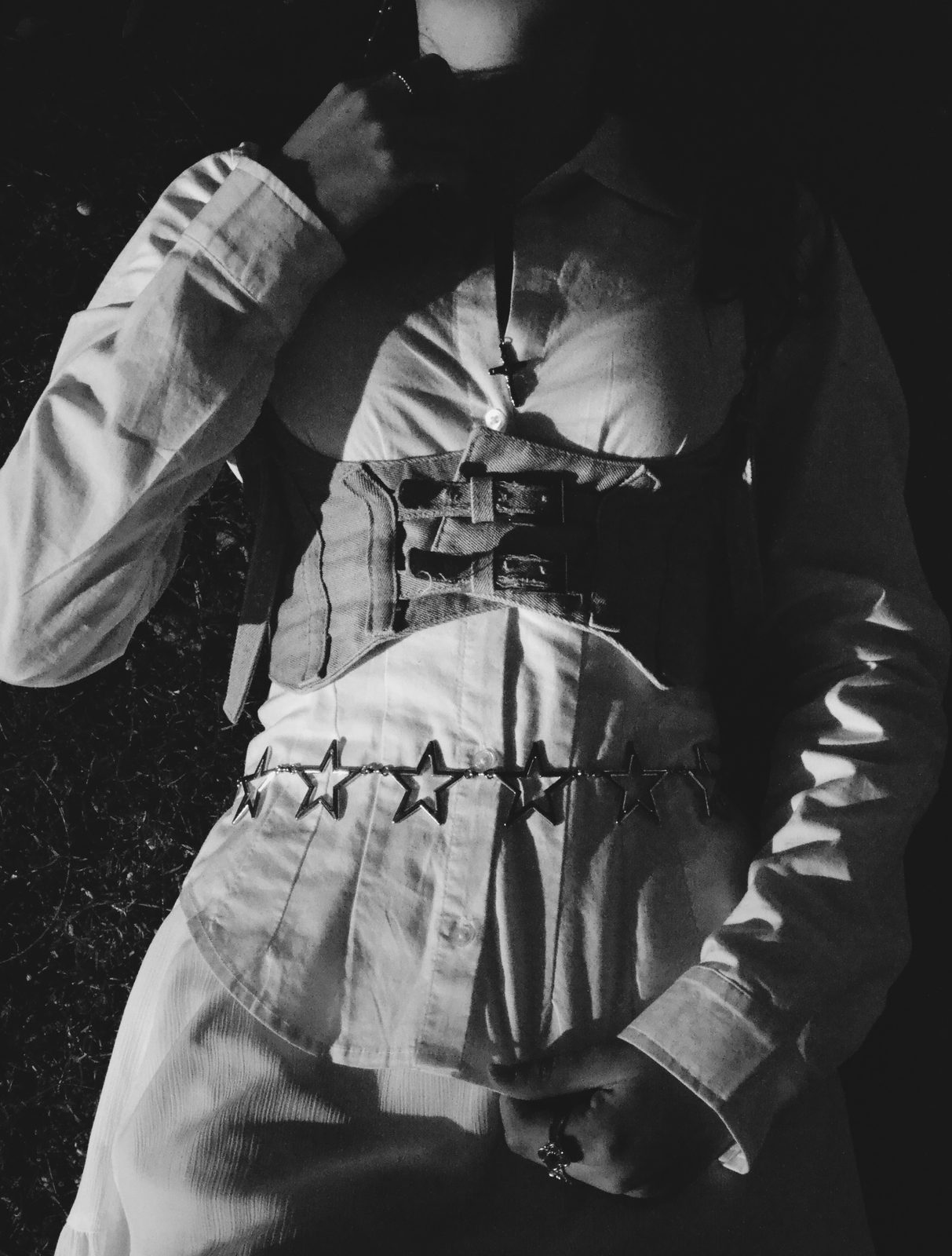 Detalle editorial en blanco y negro
