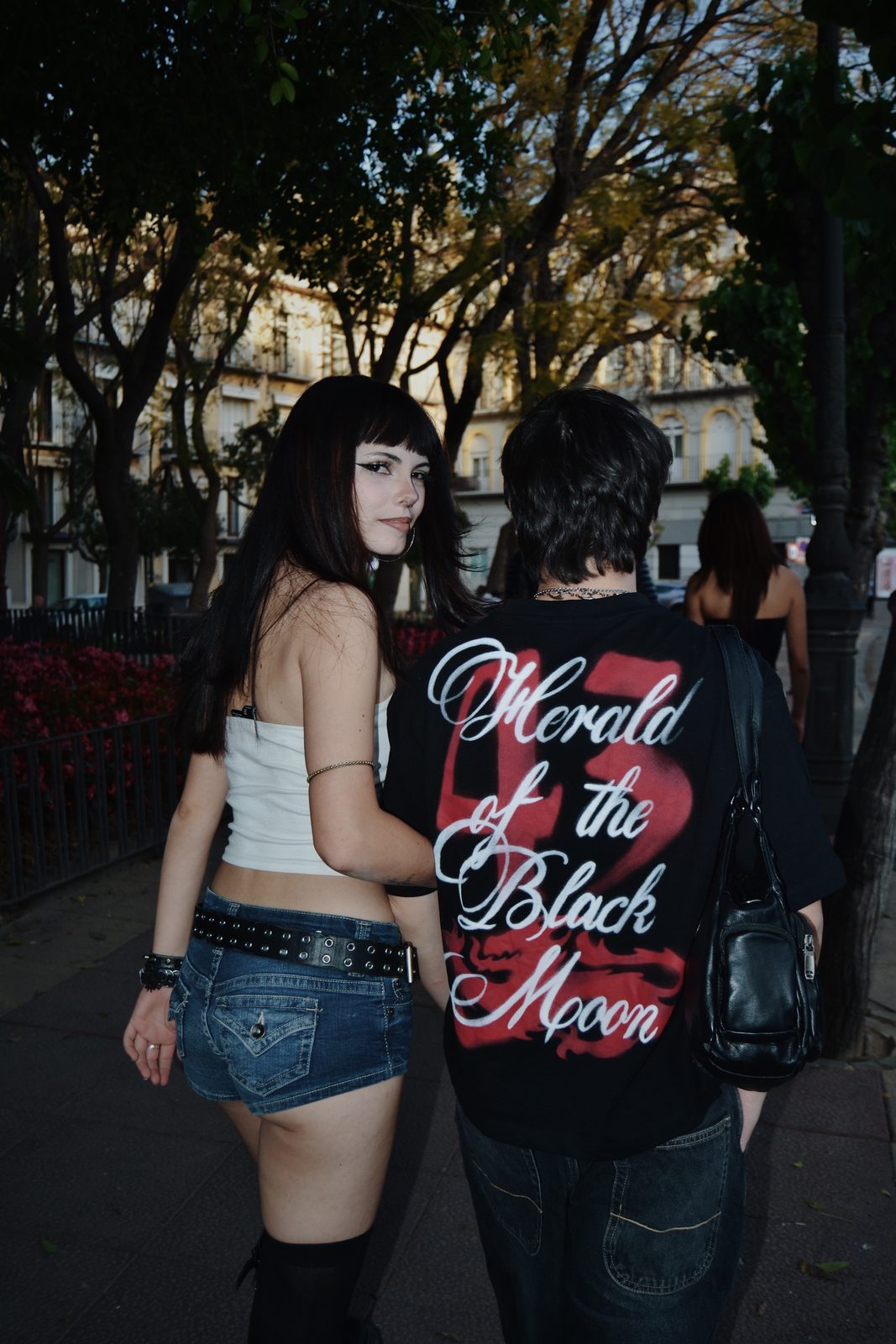 Sesión de pareja paseando por la ciudad