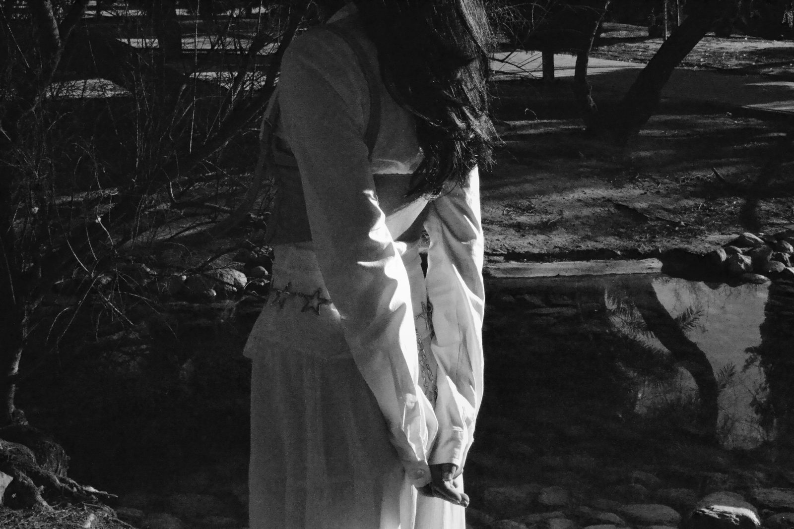 Retrato en blanco y negro junto al agua