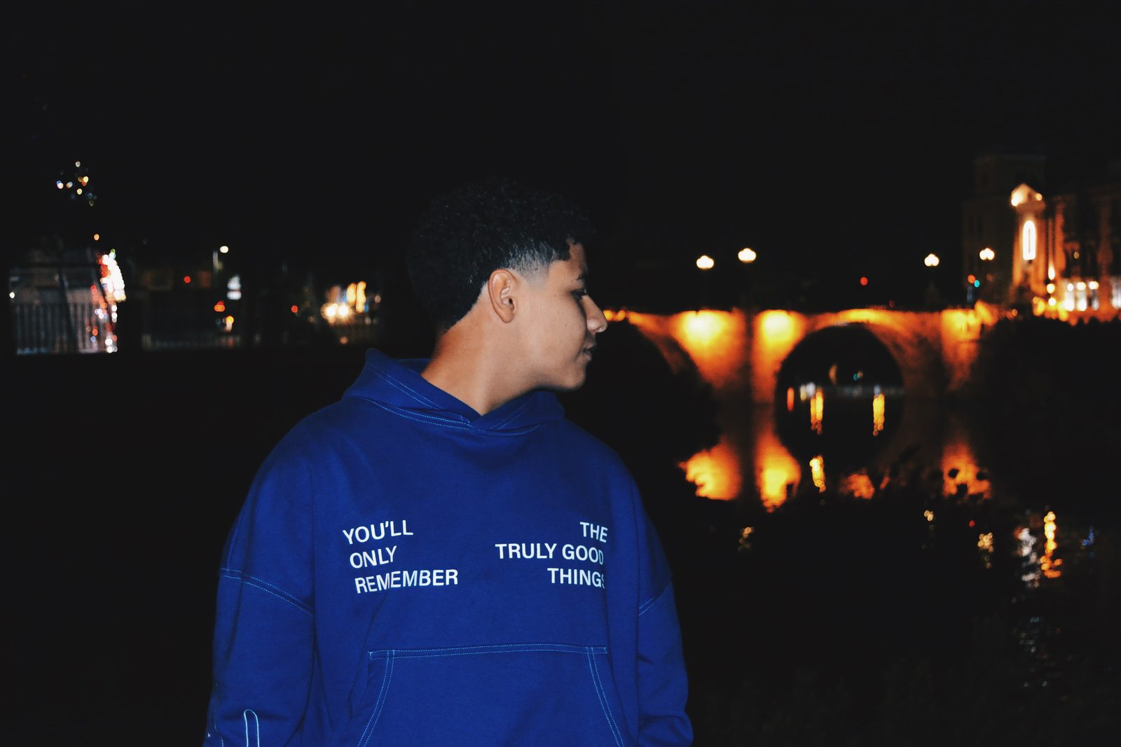 Retrato urbano nocturno junto al puente