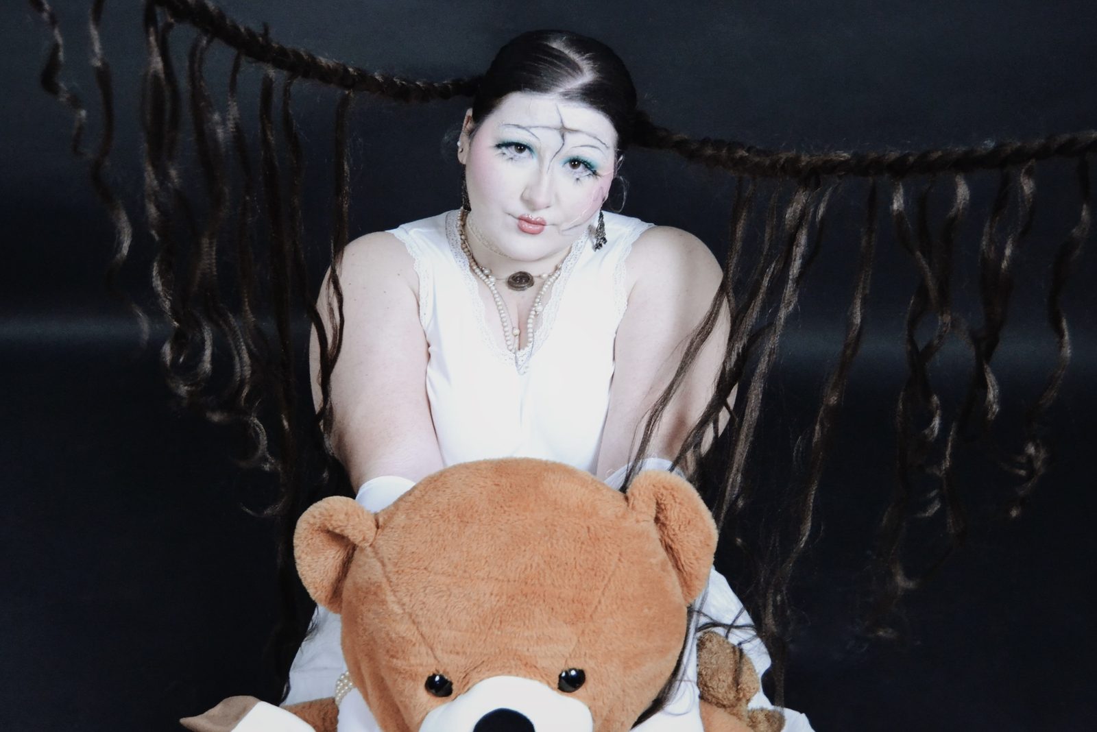 Retrato conceptual con muñeca de porcelana